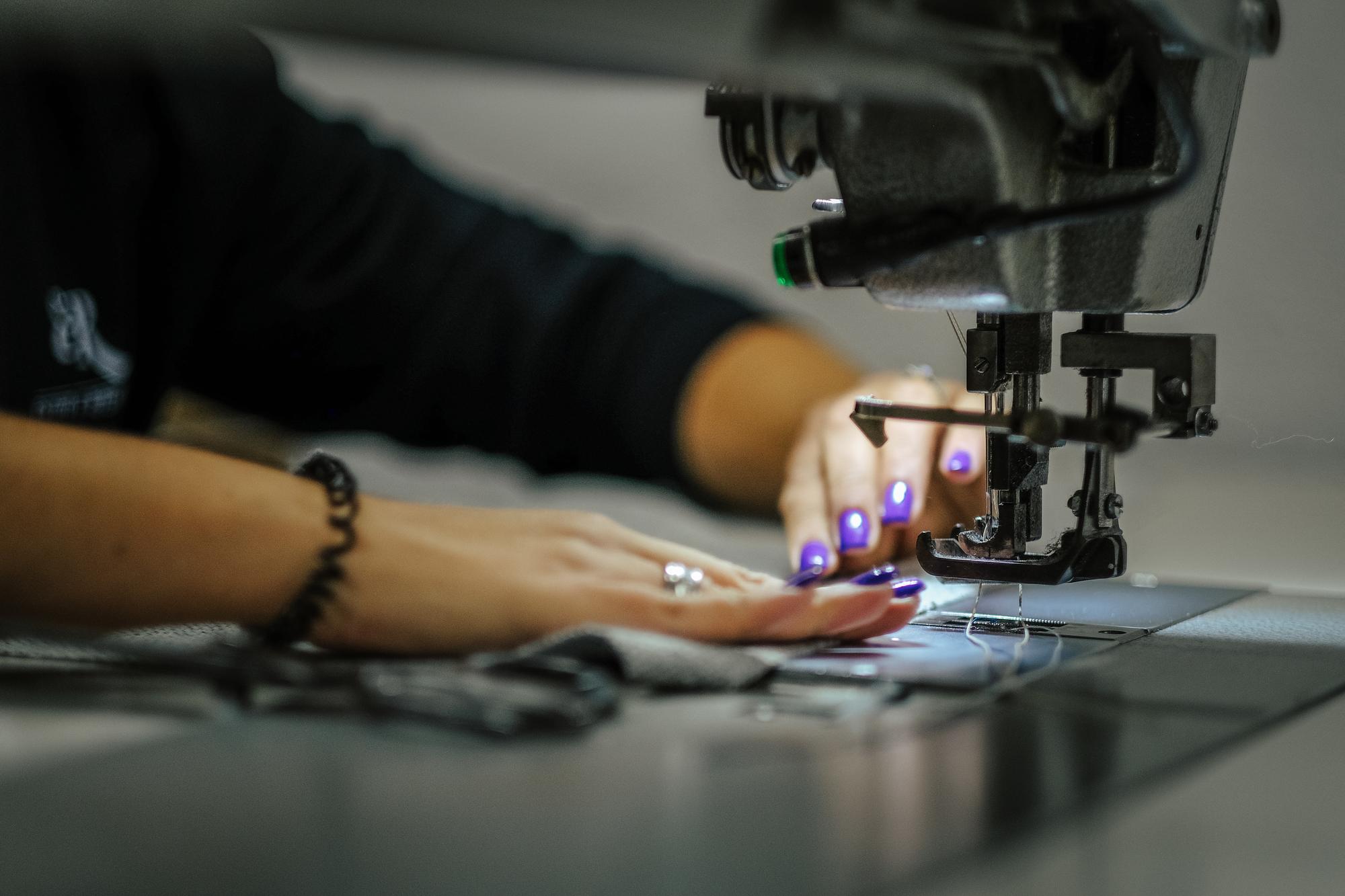 Werkstatt mit modernen Stickmaschinen und Musterrollen