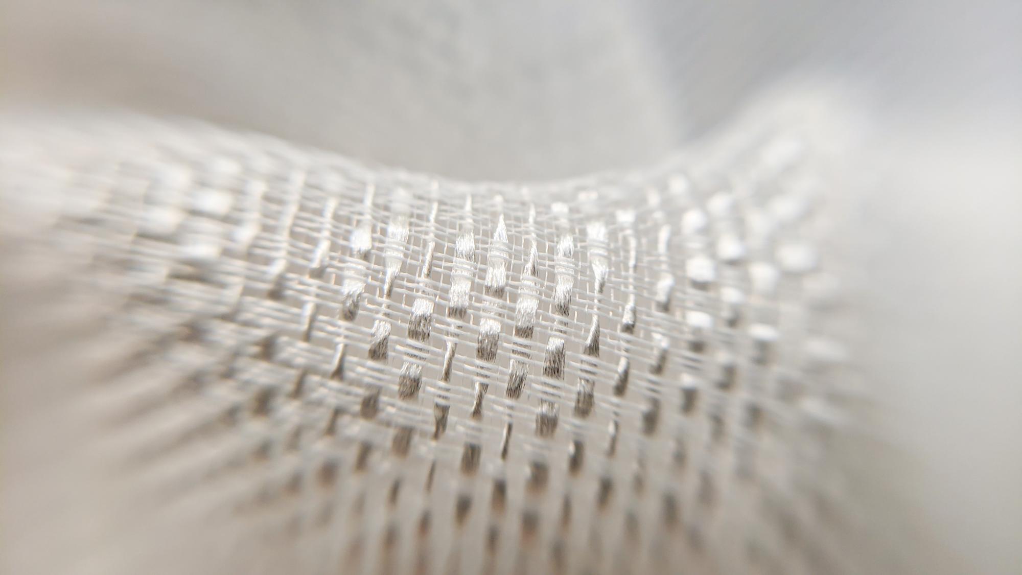 Close-up einer hochpräzisen Stickerei mit metallischen Fäden